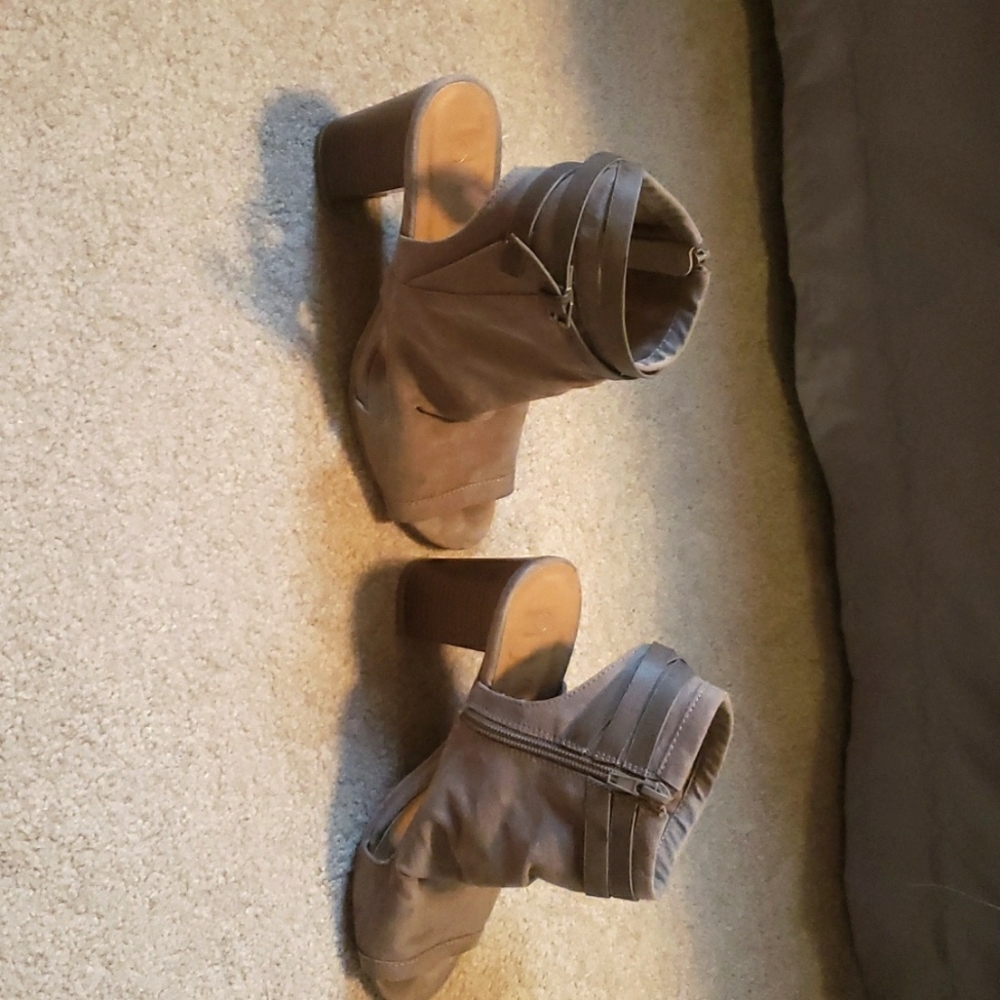 Vanity: size 7 suede heal.